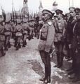 Лавр Корнилов принимает смотр 1917.jpg